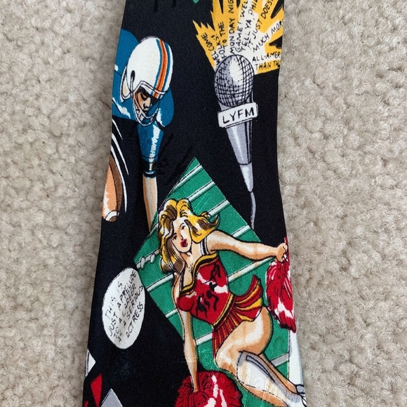 Vintage 1993 100% Silk Nicole Miller Football Tie - Picture 7 of 7